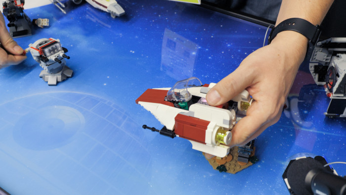 Mit aktivierten Smart Bricks bestückte Fahrzeuge können sich gegenseitig beschießen - und nehmen Schaden. (Bild: Martin Wolf/Golem)